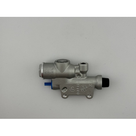 Bomba BREMBO UPGRADE trasera - PS13 Plata - Con depósito integrado